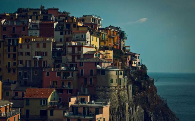 Say Goodbye to Surveillance: Top 5 Decentralized Social Media Platforms That Don't Track You